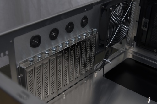 Zum vergrößern anklicken Lian Li PC-A79 - Erweiterungsslots + hinterer Lüfter
