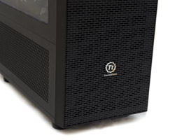 Thermaltake Core X71 - Front mit Herstellerlogo