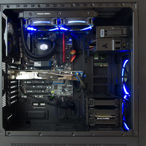 Zum vergrößern anklicken Thermaltake Core X71 - Innenansicht mit aktiven Riing LED Lüfter